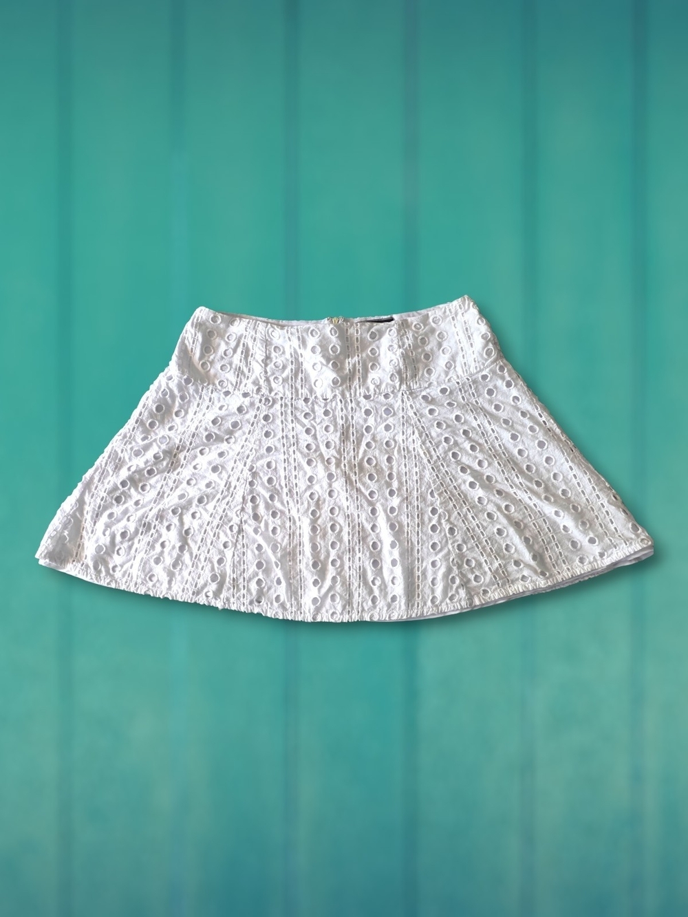 le chateau White Eyelet 100% cotton Panelled Flare Mini Skirt. Ladies Size 14